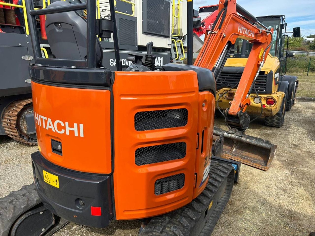 HITACHI ZX26U-6 - Гусеничный экскаватор: фото 3 HITACHI ZX26U-6 - Гусеничный экскаватор: фото 3