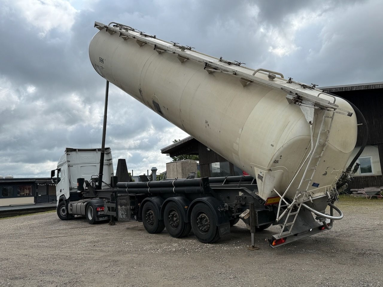 Spitzer SK 2760 CAL Kippsilo - Полуприцеп цистерна для сыпучих грузов: фото 4 Spitzer SK 2760 CAL Kippsilo - Полуприцеп цистерна для сыпучих грузов: фото 4
