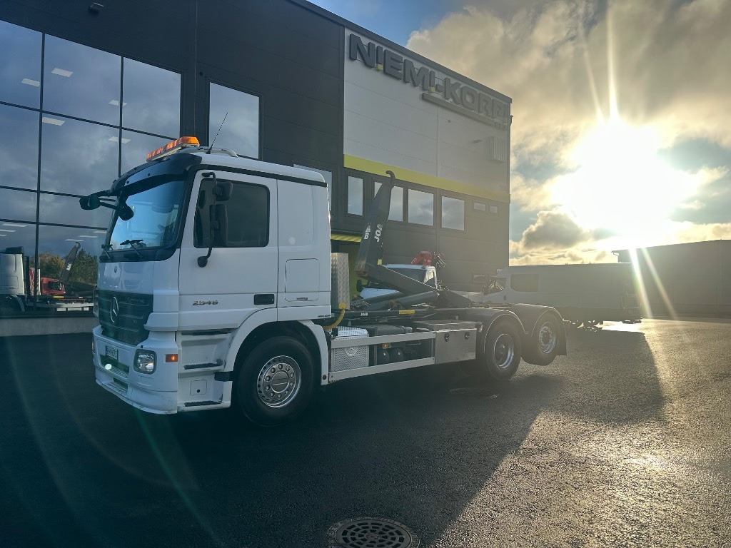 Mercedes-Benz Actros 2545 L 6x2 - Крюковой мультилифт: фото 1 Mercedes-Benz Actros 2545 L 6x2 - Крюковой мультилифт: фото 1