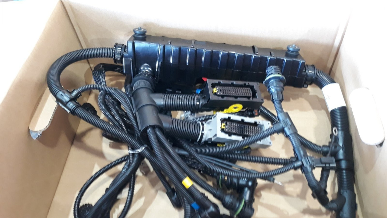 VOLVO CABLE HARNESS 22041555 - Кабели/ Провода для Грузовиков: фото 3 VOLVO CABLE HARNESS 22041555 - Кабели/ Провода для Грузовиков: фото 3