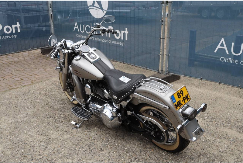 Harley-Davidson Heritage Softail Classic FLSTC - Мотоцикл: фото 4 Harley-Davidson Heritage Softail Classic FLSTC - Мотоцикл: фото 4