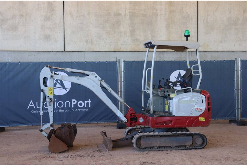 Takeuchi TB216 - Мини-экскаватор: фото 1 Takeuchi TB216 - Мини-экскаватор: фото 1