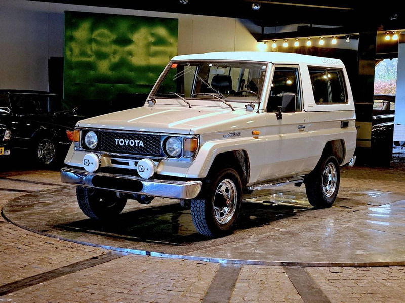Toyota Land Cruiser 2.0 Turbo-D - Седан: фото 1 Toyota Land Cruiser 2.0 Turbo-D - Седан: фото 1
