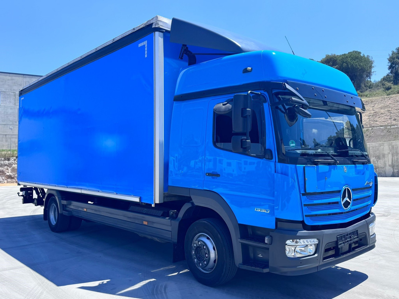 MERCEDES BENZ 13.30L Atego E6 (Tauliner) - Тентованный грузовик: фото 2 MERCEDES BENZ 13.30L Atego E6 (Tauliner) - Тентованный грузовик: фото 2