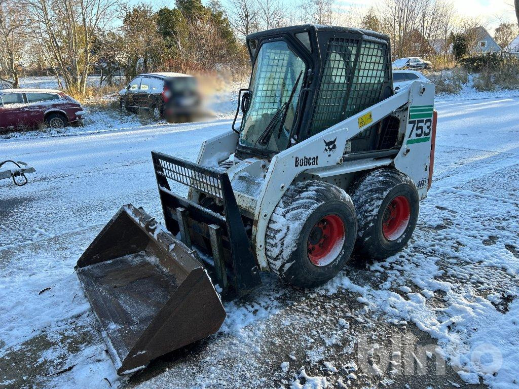 Bobcat 753 & Redskap - Мини-погрузчик с бортовым поворотом: фото 1 Bobcat 753 & Redskap - Мини-погрузчик с бортовым поворотом: фото 1