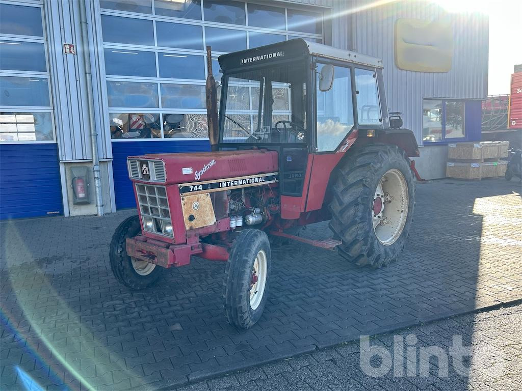 Case IHC 744 - Трактор: фото 1 Case IHC 744 - Трактор: фото 1