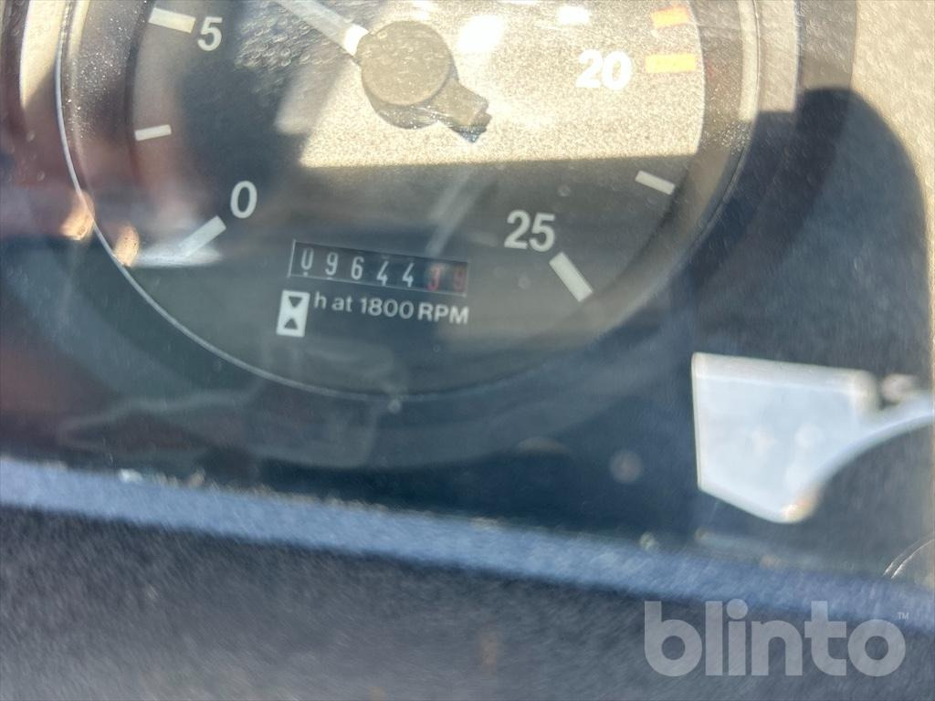 Massey Ferguson 390T (1996) - Трактор: фото 5 Massey Ferguson 390T (1996) - Трактор: фото 5