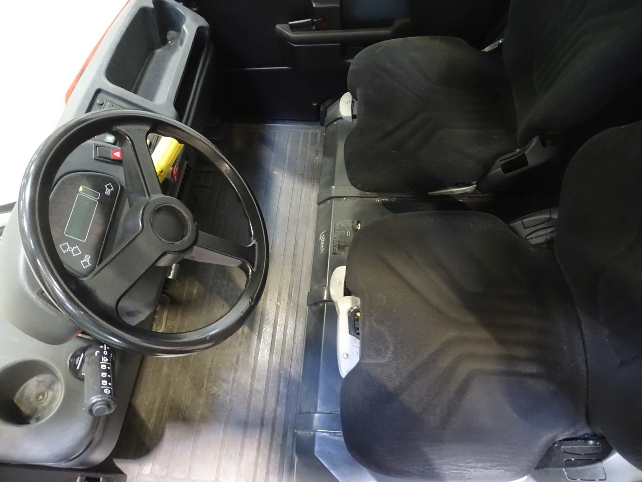 Linde P250 - Складской тягач: фото 3 Linde P250 - Складской тягач: фото 3