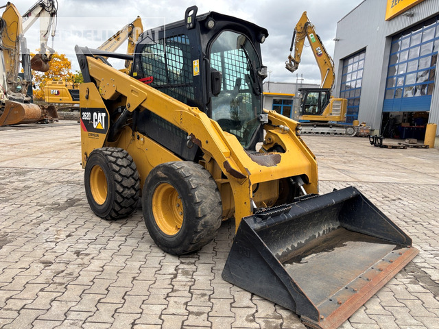 Cat 262D - Мини-погрузчик с бортовым поворотом: фото 3 Cat 262D - Мини-погрузчик с бортовым поворотом: фото 3