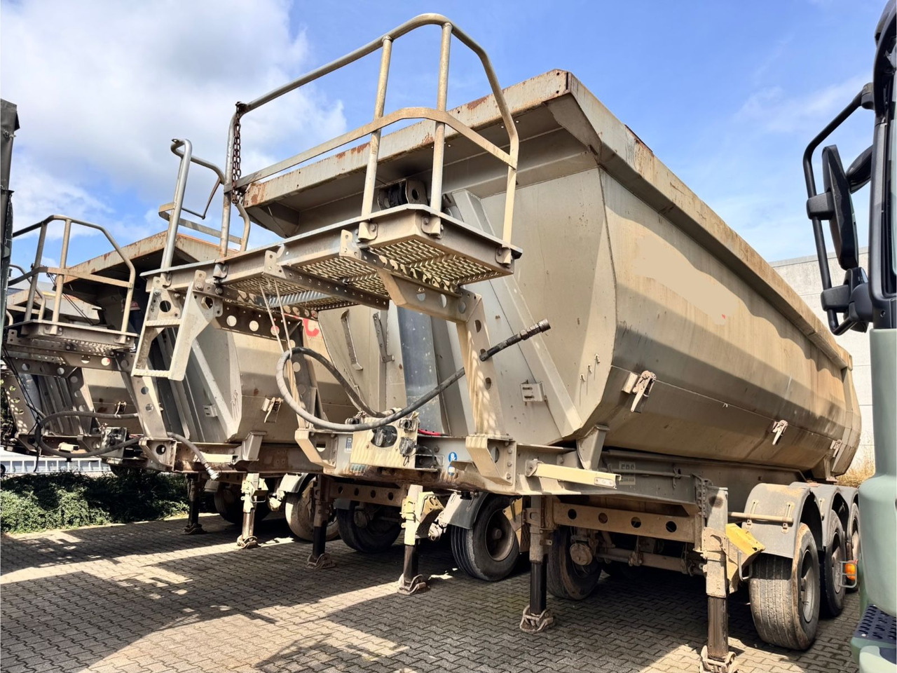 Menci SA700R Kipper Mulde 27m³ Lift Stahl Stück - Самосвальный полуприцеп: фото 1 Menci SA700R Kipper Mulde 27m³ Lift Stahl Stück - Самосвальный полуприцеп: фото 1